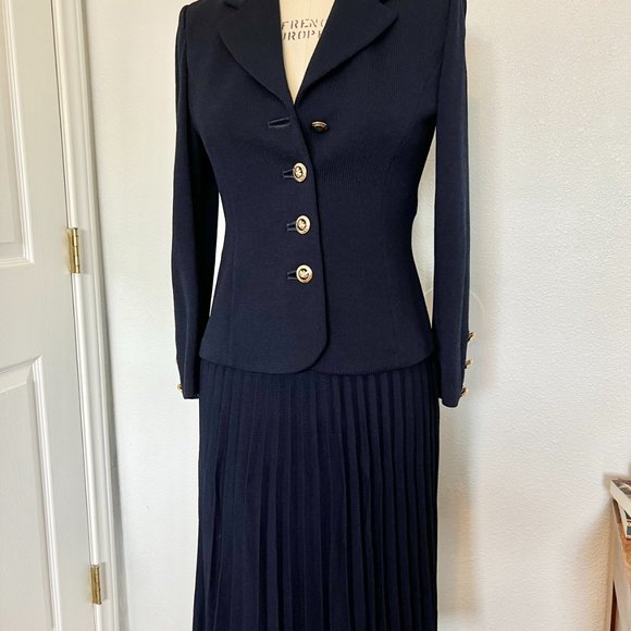 St. John Collection St. John Basics Navy Knit Skirt Suit w/ pleated skirt SIZE 4 - Picture 4 of 8
